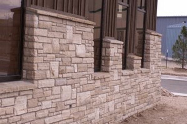 Buff drystack veneer stone wall. Natural ledgestone facing.
